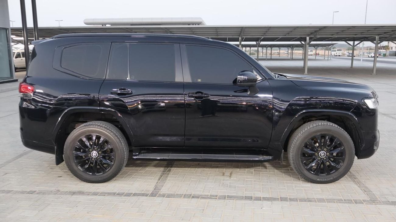 Toyota Land Cruiser BLACK EDITION Well Maintained . Original Mileage. Still under Service Contract  to 125000 KMs. Al Futtaim Warranty
