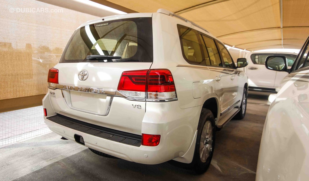 Toyota Land Cruiser GXR V8 White Edition