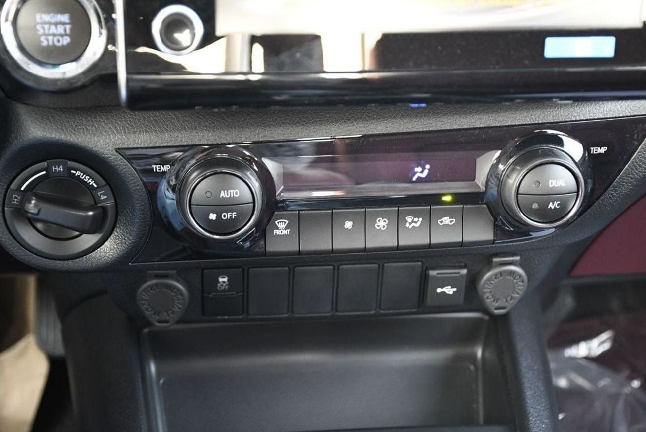 تويوتا هيلوكس 2.7L AUTOMATIC FULL OPTION