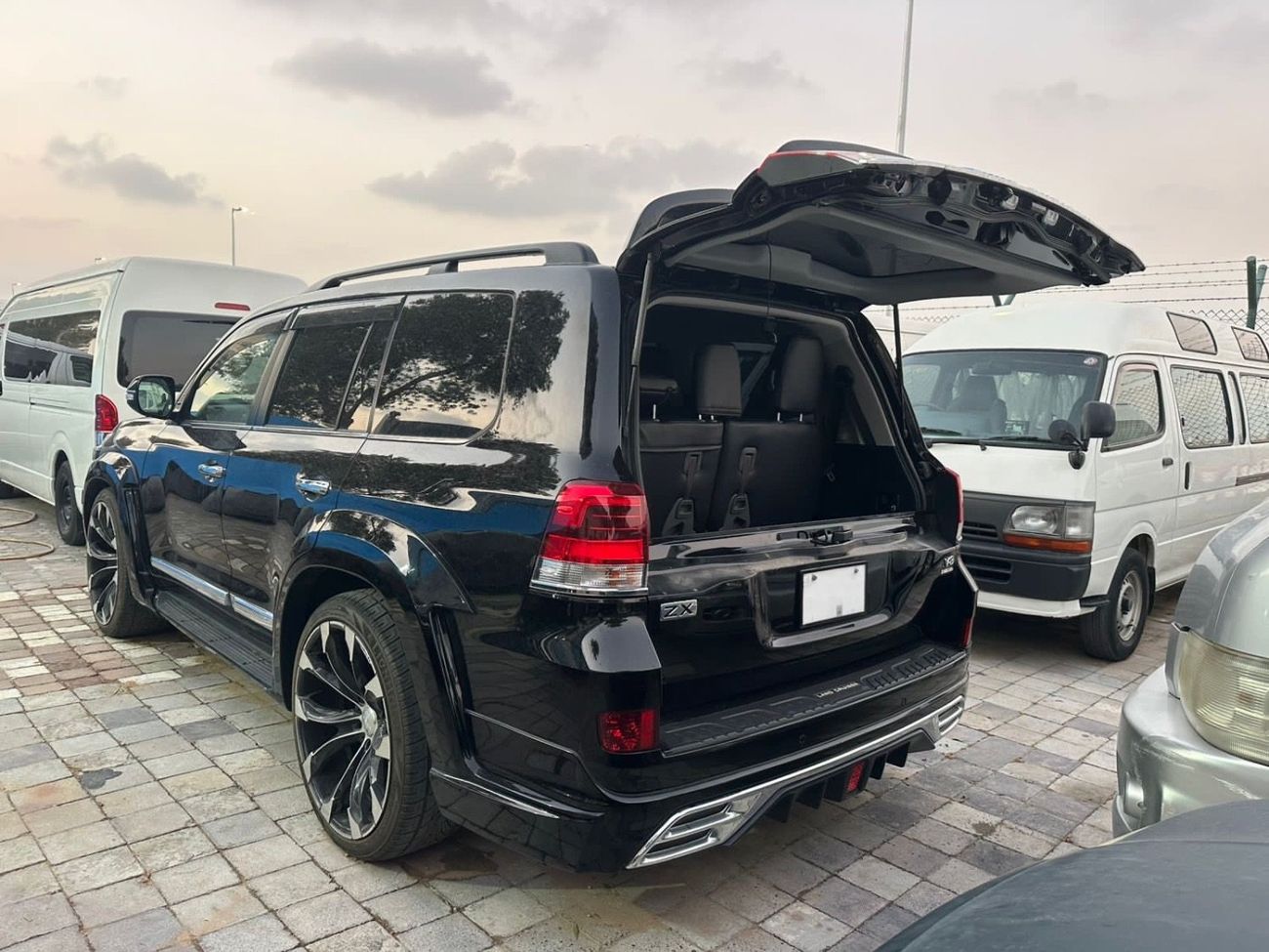 تويوتا لاند كروزر Zx 2019 Model RHD Petrol Engine Full Option Fresh Import From Japan