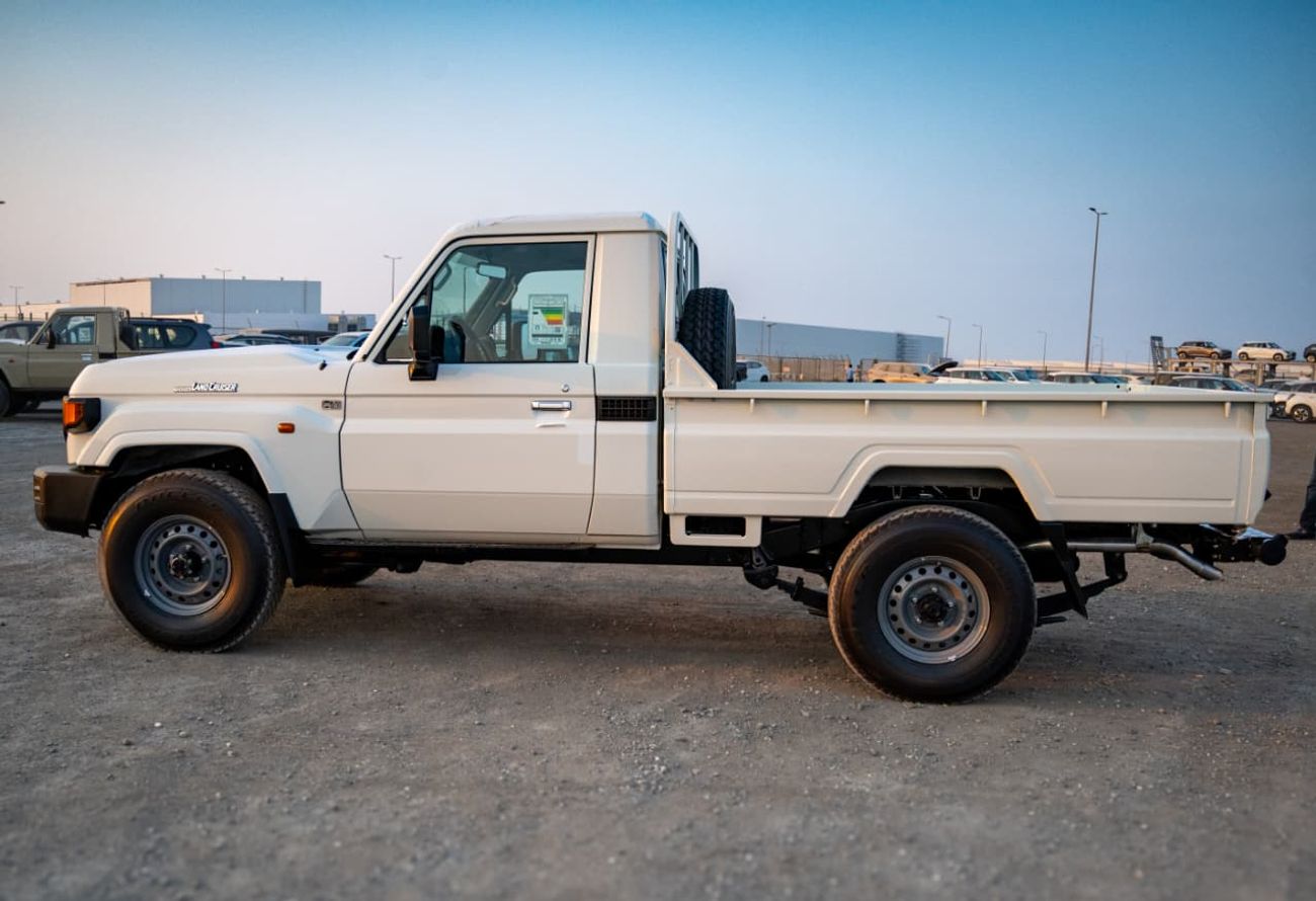 تويوتا لاند كروزر بيك آب 2.8L, 4-cylinder, DOHC, Turbo Diesel . 3 seats . 2 Doors