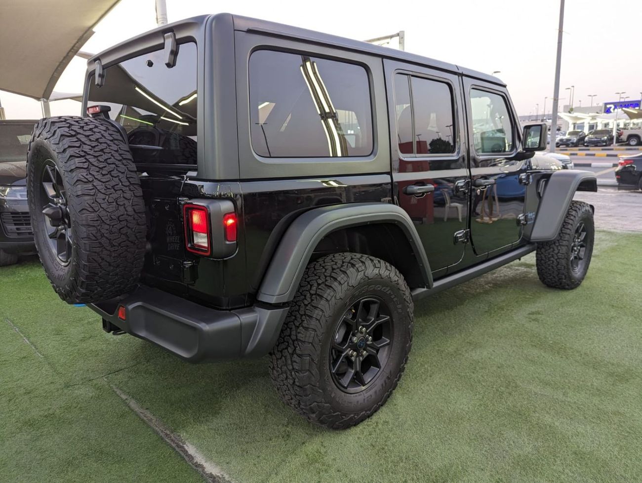 جيب رانجلر JEEP WRANGLER 2024 HYBRID 4/4 WILLYS  ALSO CHARGING WIRES AVALIBLE CAR IS CLEAN SAME LIKE  NEW ZERO
