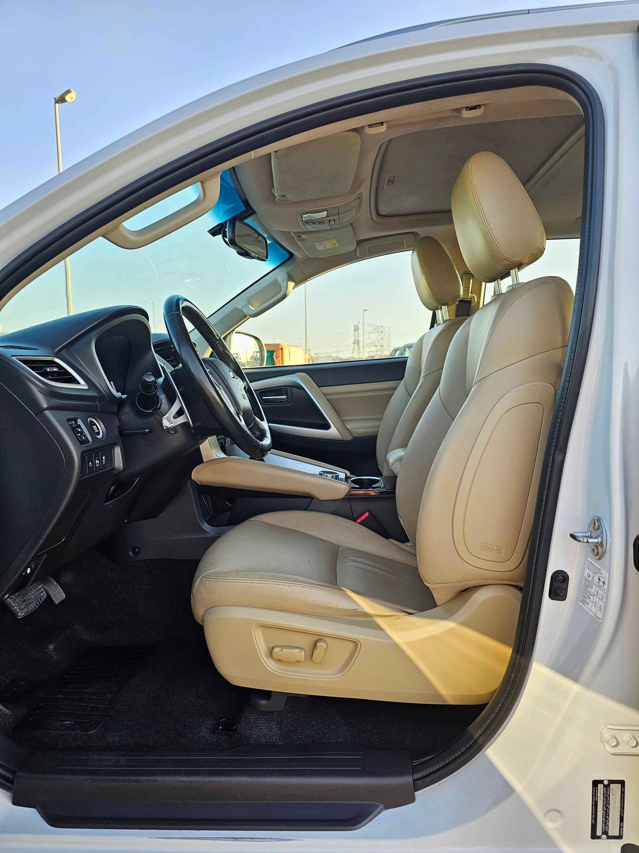 ميتسوبيشي مونتيرو SPORT/4WD /SUNROOF /D ELECTRIC SEAT/ 360 CAMERA/ DVD/ TRIPTONIC/ LOT#4882