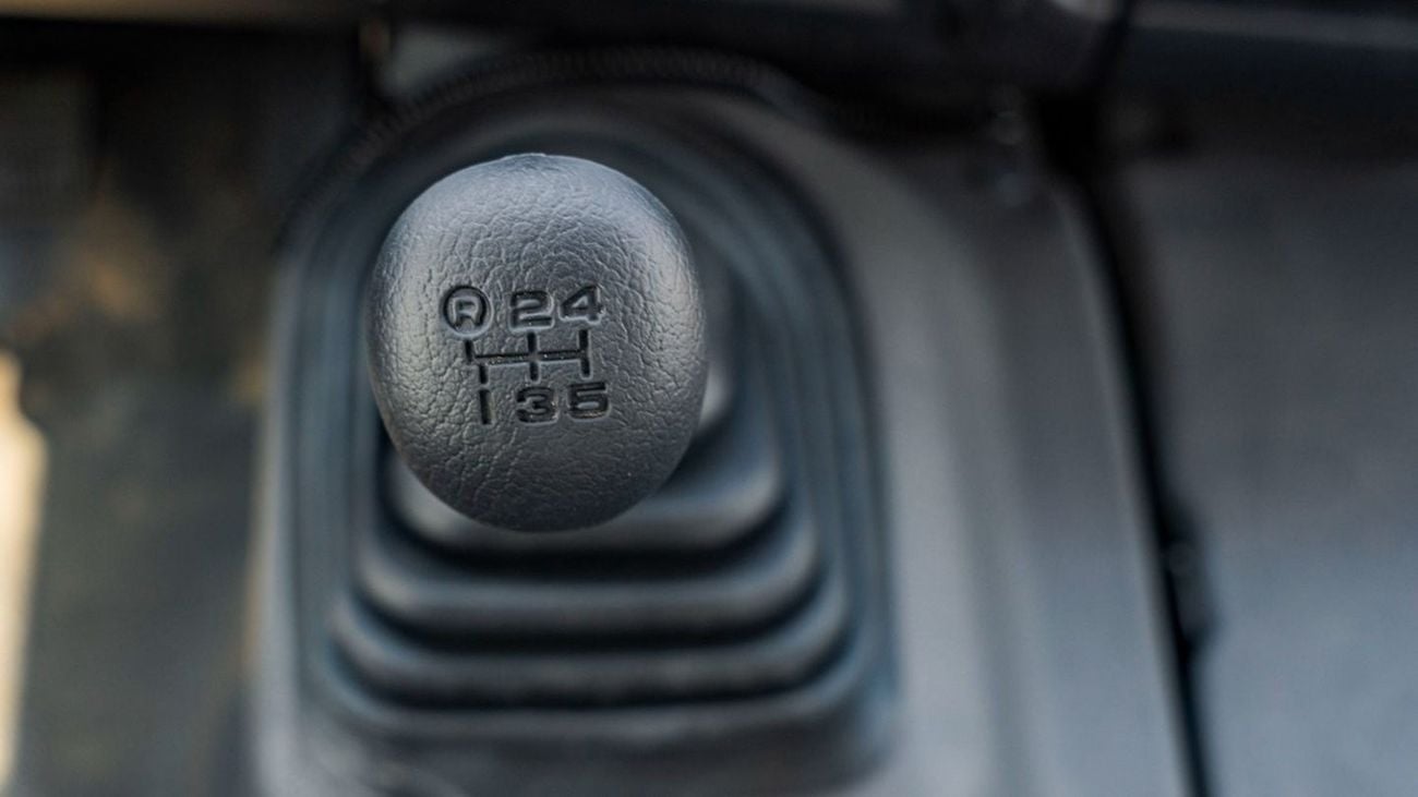 Toyota Coaster 2025 Toyota Coaster 4.0L Diesel MT 22 seaters Electric doors with Fridge