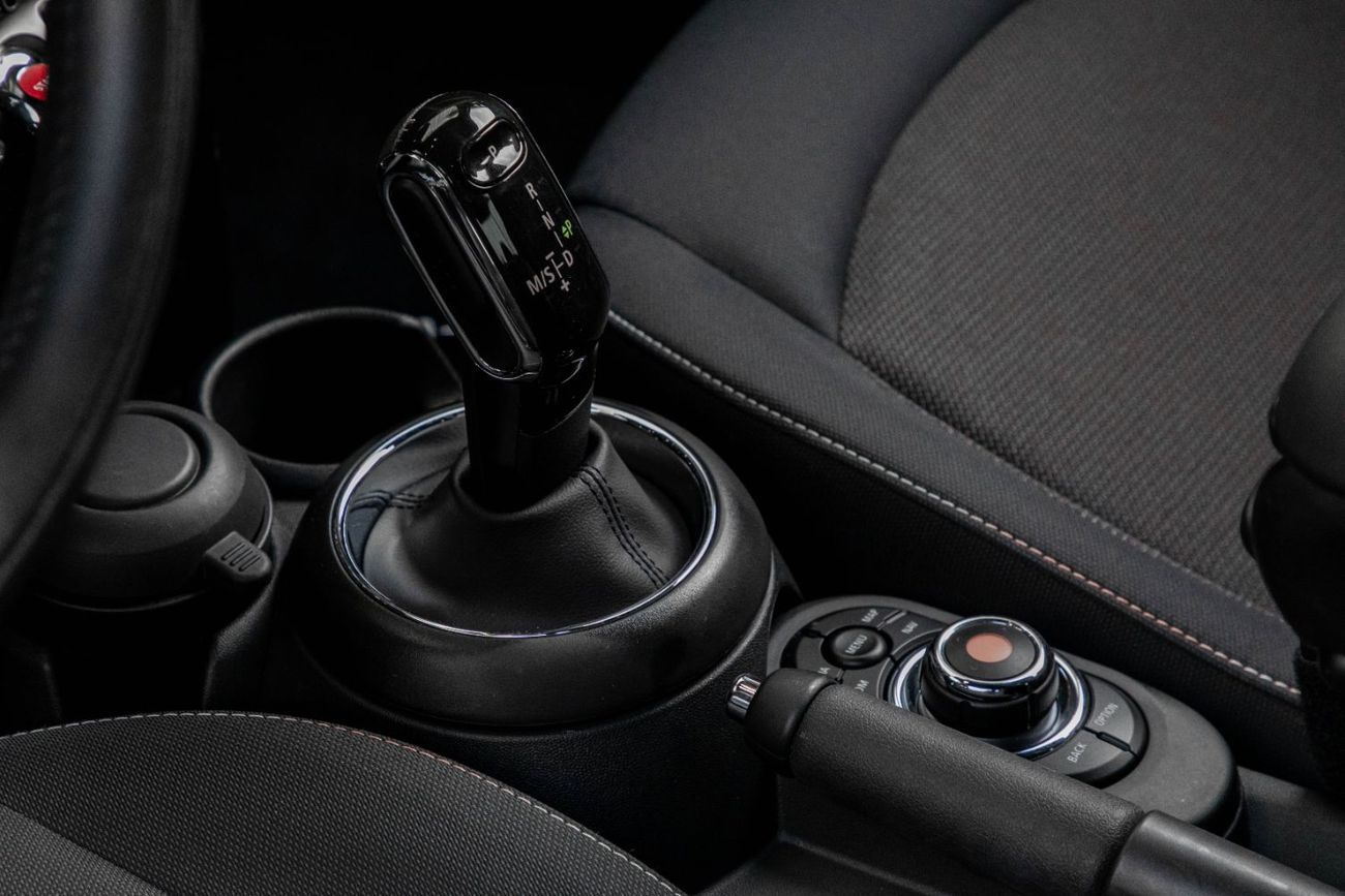 Mini Cooper 1,371 P.M  | 0% Downpayment | Mini Cooper 4 Door | Low Kms!