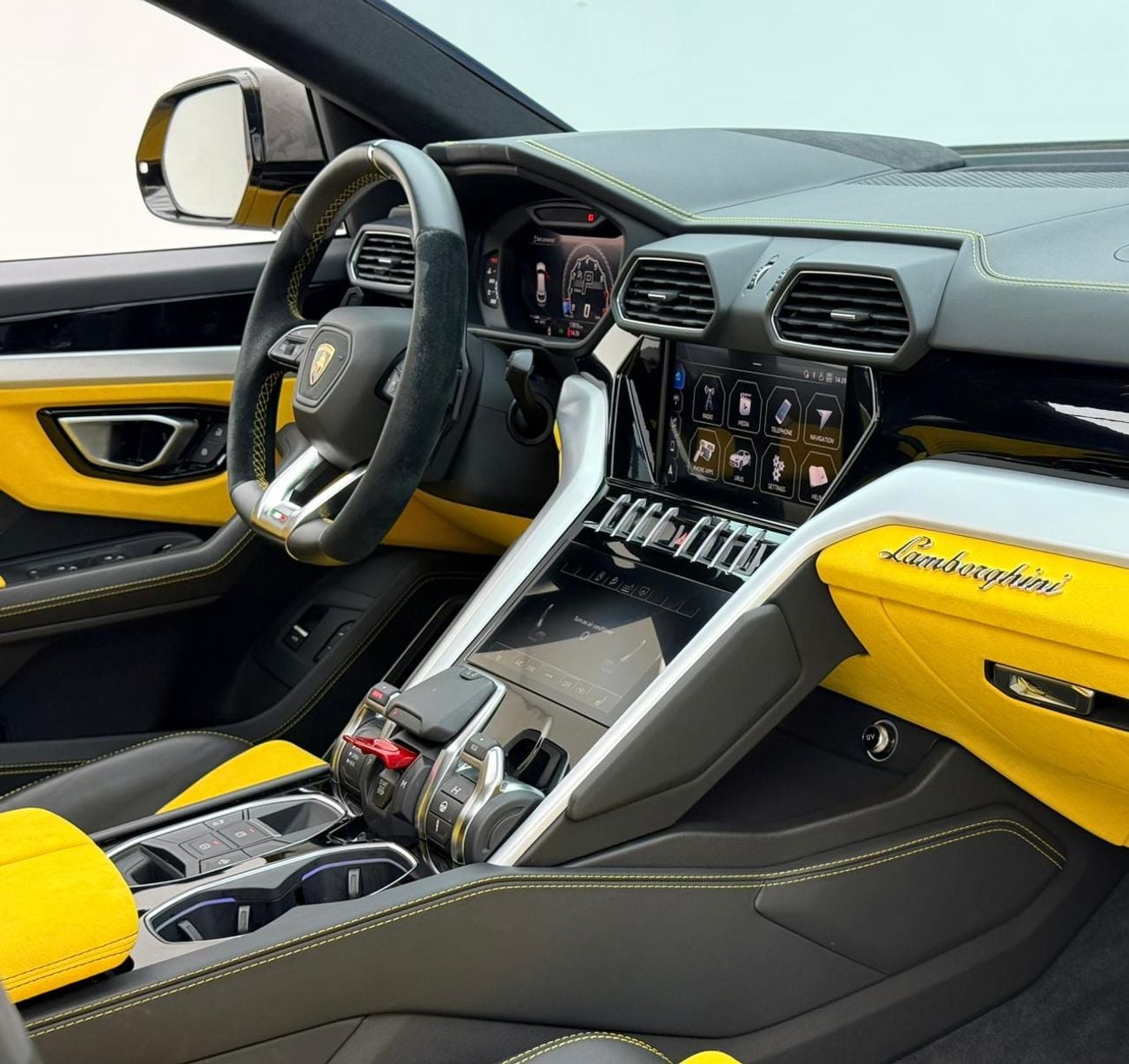 لامبورغيني اوروس STD 2020 Lamborghini Urus, Warranty, Full Lamborghini Service History, Very Low Km, Japanese