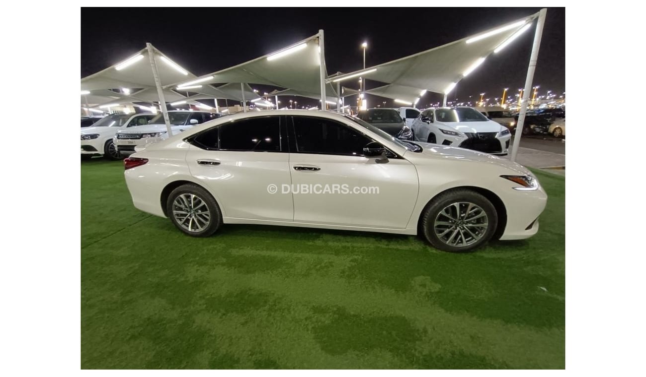 Lexus ES 300 Hybrid The car is in very good condition without accidents.inside and outside is very clean.