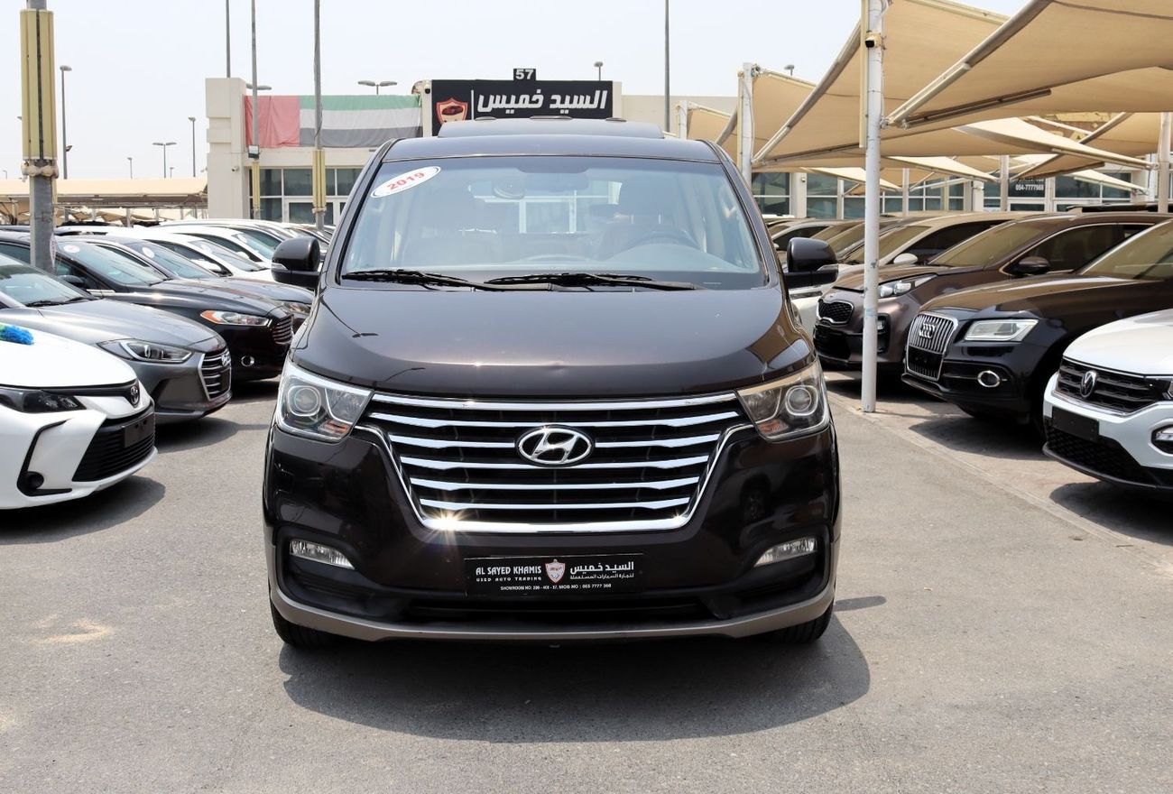 هيونداي H-1 متوسط المواصفات خالية من الحوادث - خليجي - فتحتين سقف - رقم واحد الفل - بحالة الوكالة من الداخل والخ