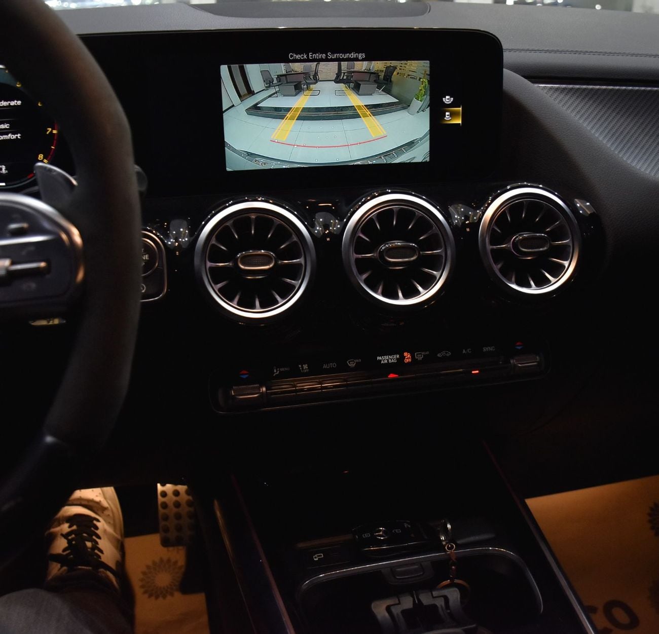 مرسيدس بنز GLA 35 AMG 4MATIC عرض ممتاز لسيارة مرسيدس بنز GLA35 AMG (موديل 2022) باللون الرمادي وبمواصفات أمريكية
