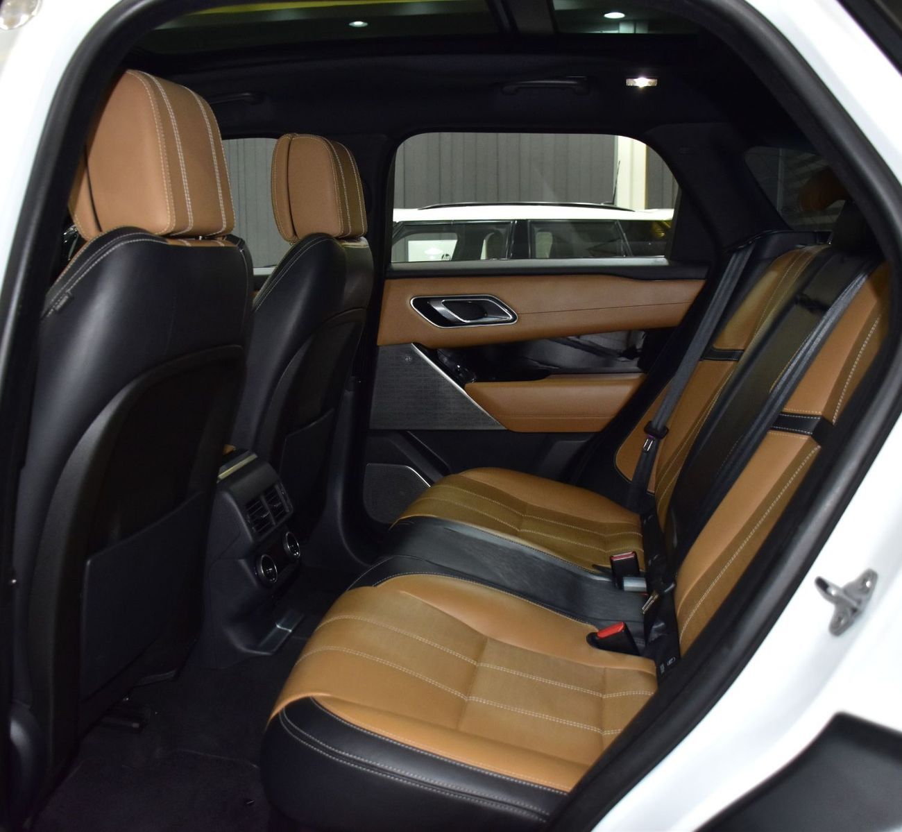 لاند روفر رينج روفر فيلار EXCELLENT DEAL for our Land Rover Range Rover Velar P300 HSE R-Dynamic ( 2018 Model ) in White Color