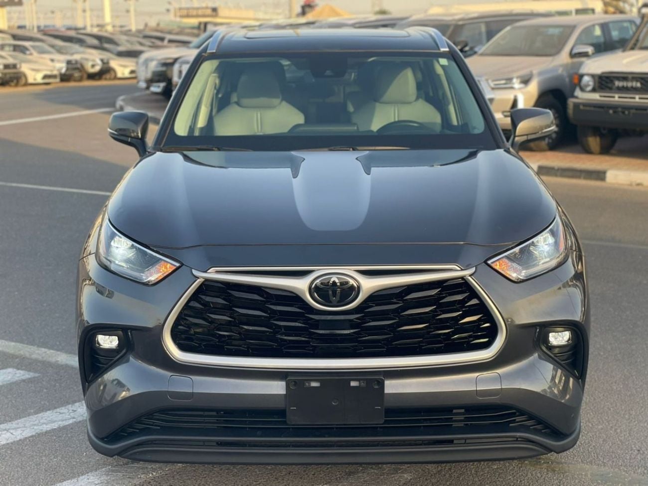 Toyota Highlander 2021 Toyota Highlander XLE Premuim Full Option - 3.5L V6 - AWD 4x4 - Push Start & Sunroof With Wirel