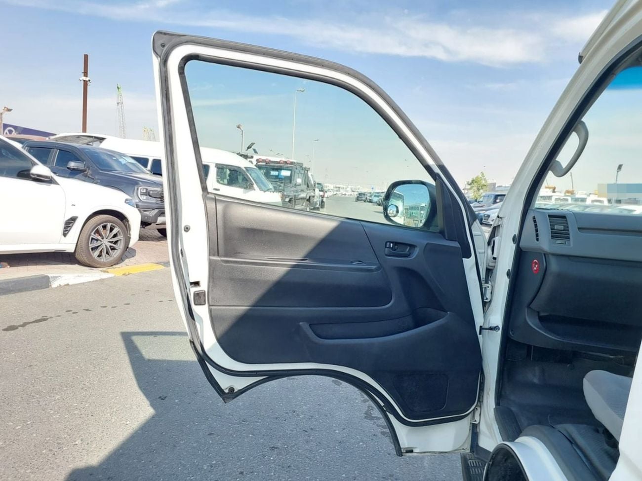 تويوتا هاياس TOYOTA HIACE COMMUTER VAN RHD 2006 MODEL 2.5 L DIESEL MANUAL(PM15390)