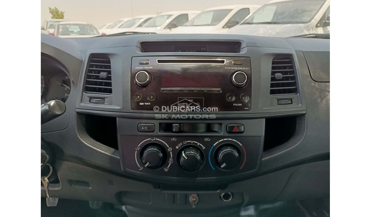تويوتا هيلوكس 2.7L, 15" Tyre, Xenon Headlights, Fabric Seats, Chiller, Front A/C, Manual Gear Box (LOT # 8200)