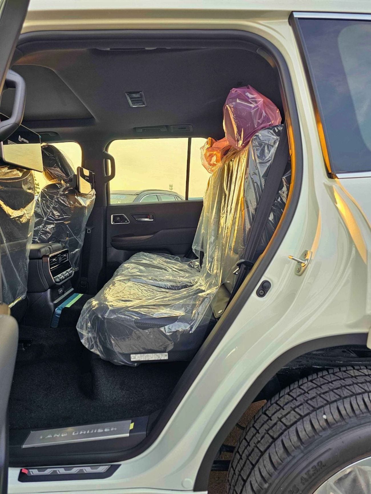 تويوتا لاند كروزر VX HYBRID / 3.5L V6 PETROL / RADAR / BIG DVD / JBL SPKRS / LETAHER WITH MEMORY SEATS (CODE # VXH25)
