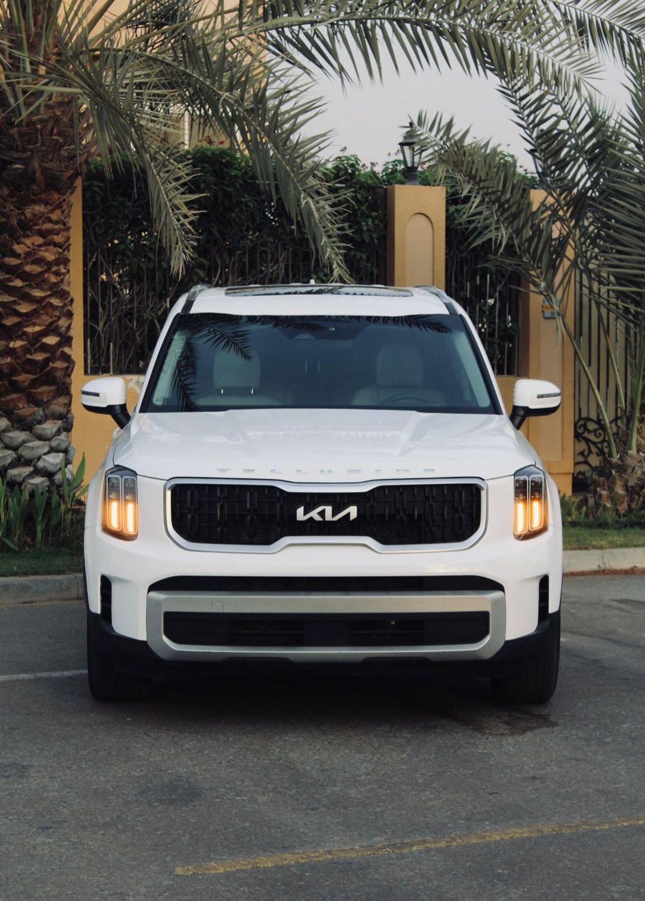 كيا تيلورايد The Kia Telluride is a popular 3-row, 7-8 seater midsize SUV, recognized for its luxurious, upscale 