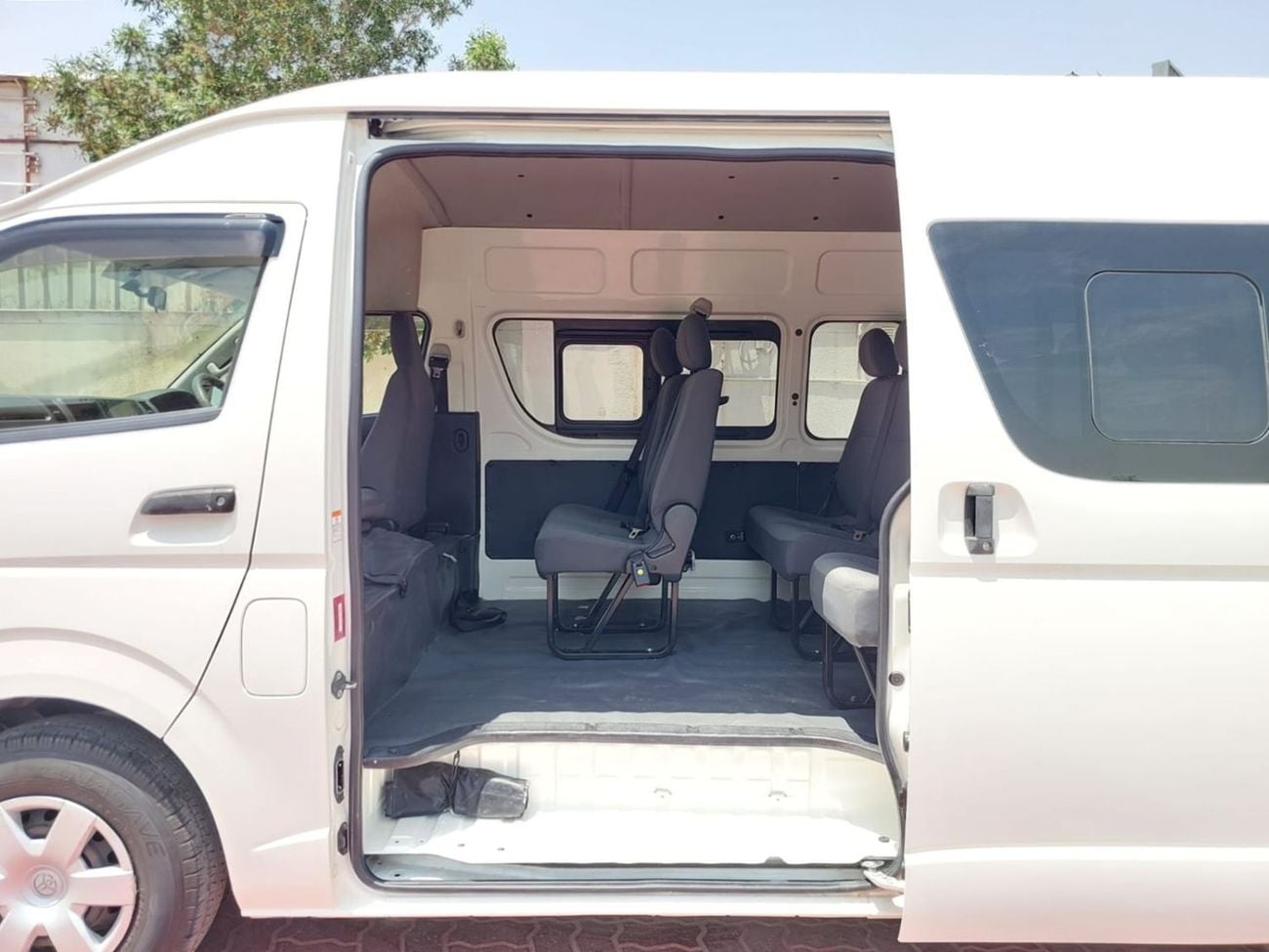 Toyota Hiace TOYOTA HIACE COMMUTER VAN RHD 2016 MODEL 3.0 L DIESEL AUTOMATIC(PM17014)