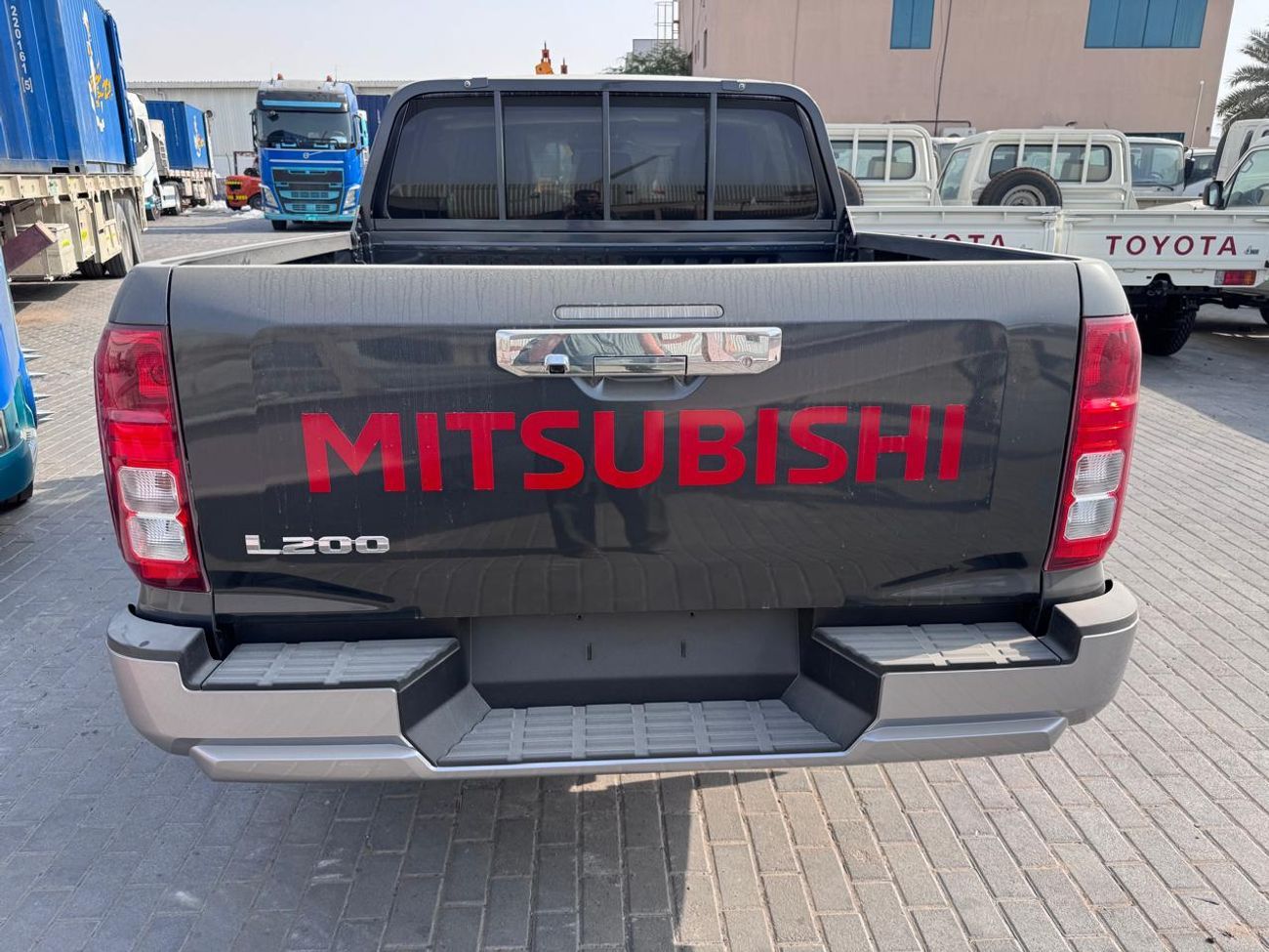 Mitsubishi L200 MITSUBISHI L200 Petrol Double Cabin 4WD 5MT 2.5L GLX -FULL OPTION_Grey