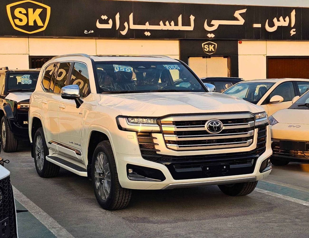 تويوتا لاند كروزر VX HYBRID / 3.5L V6 PETROL / RADAR / BIG DVD / JBL SPKRS / LETAHER WITH MEMORY SEATS (CODE # VXH25)