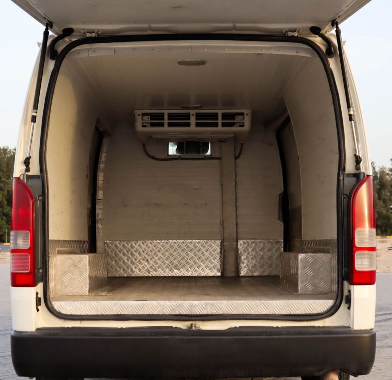 Toyota Hiace GL - Standard Roof 2.7L Toyota Hiace Van 2017 GCC , without accidents, in excellent condition