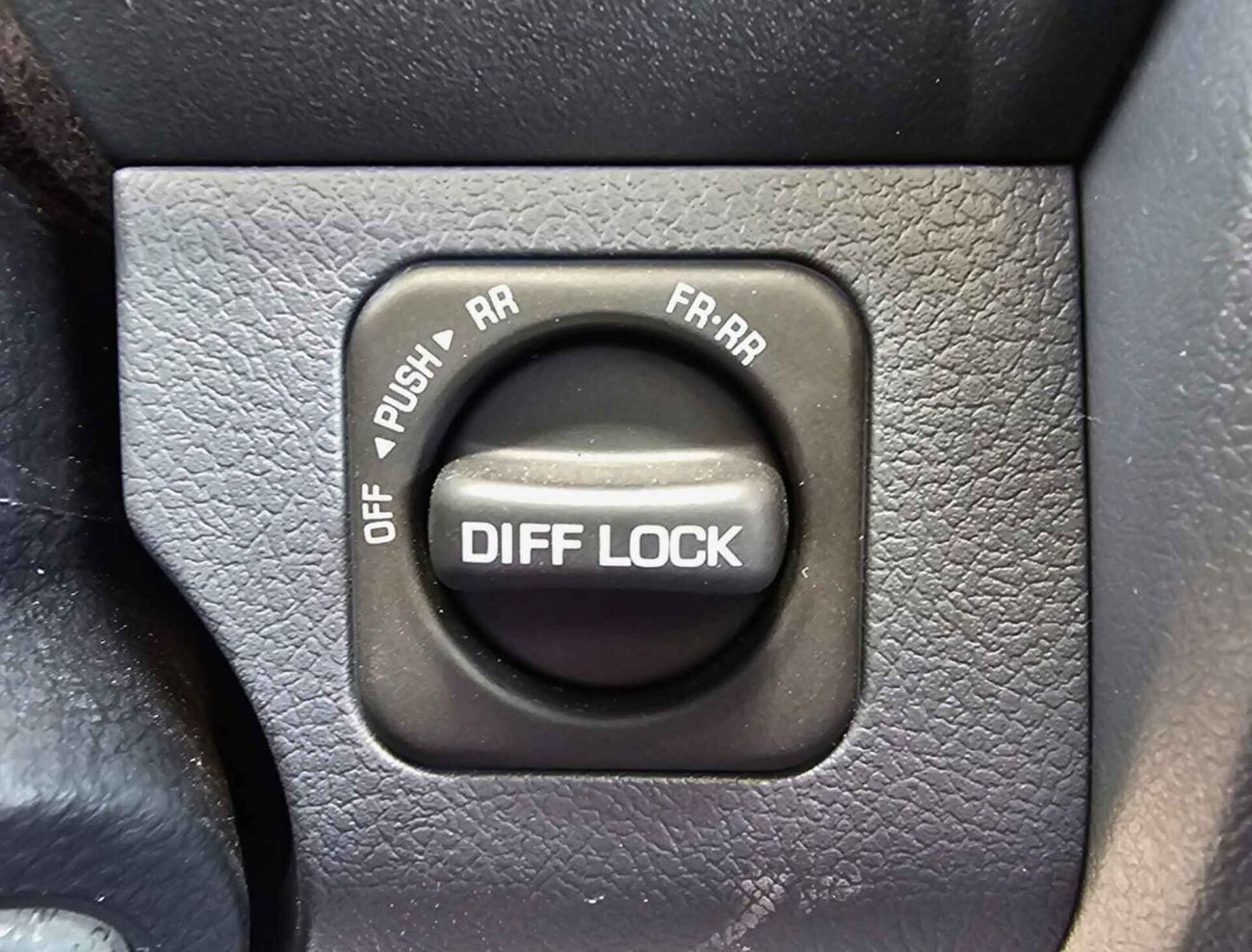 تويوتا لاند كروزر 70 4.2L DIESEL V6, M/T, DIFF LOCK, HIGH OPTION