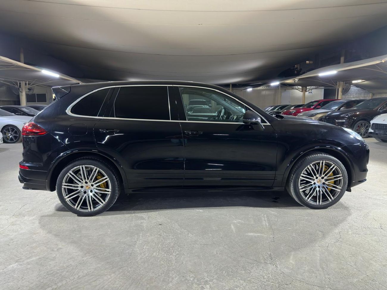 Porsche Cayenne Turbo S 4.8L (570 HP) 2016 | CARBON CERAMIC BRAKES (PCCB) | CARBON INTERIOR PACKAGE | SUNROOF