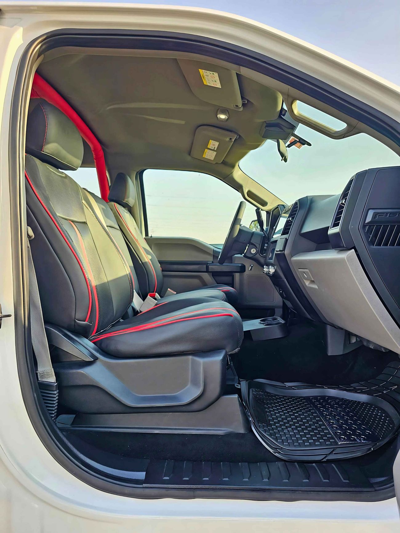 فورد F 150 XL/ GCC 4WD V8 5.0/ LOW MILEAGE/ METHOD RIMS/ NEW TYRES/ ROLL BAR/ LEATHER/ DVD CAMERA/ LOT#19551