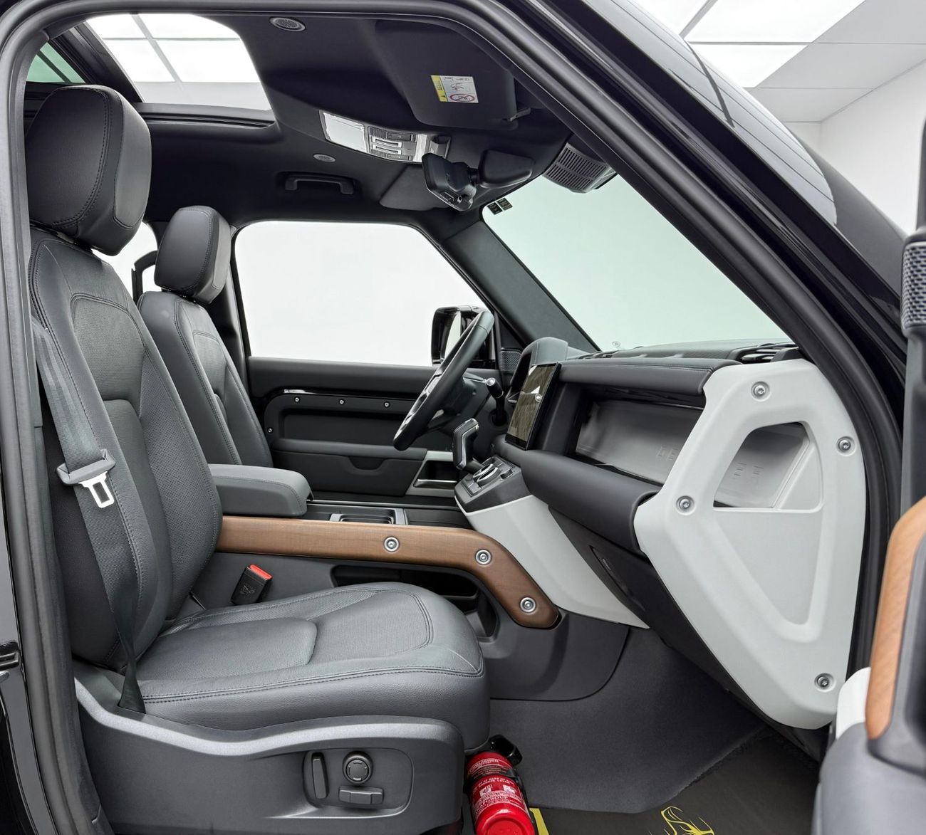 Land Rover Defender P300 110 2.0L (5 Seater) 2024 Land Rover Defender 110 P300, 2029 Land Rover Warranty, Excellent Cond