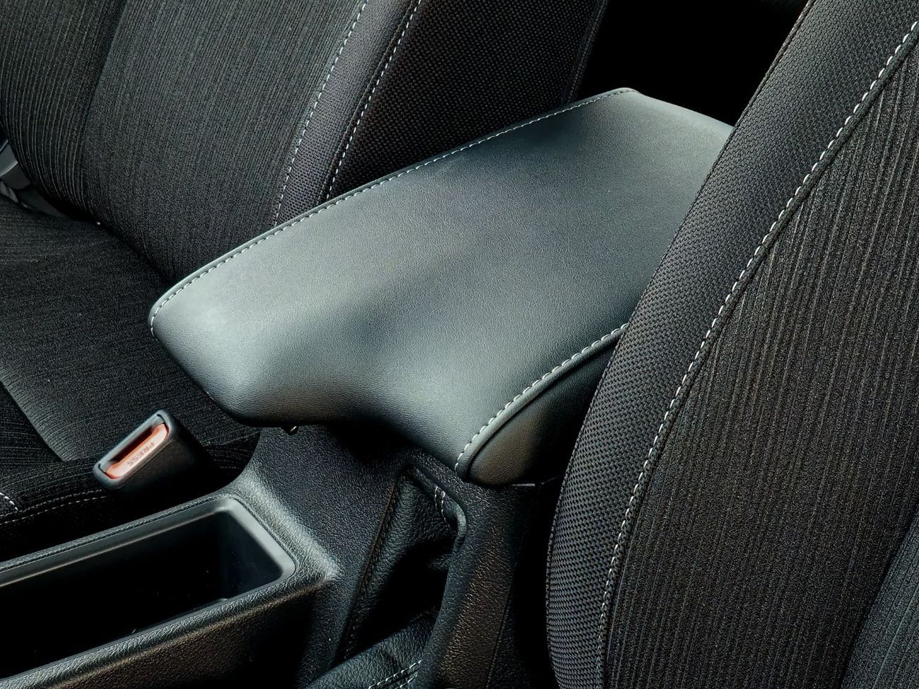 Toyota Hilux TOYOTA HILUX PETROL 2.7 DOUBLE CABIN - A/T - HIGH OPTIONS - PUSH START - 2025 - BLACK INSIDE BLACK -