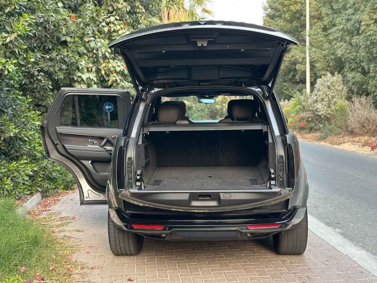 Land Rover Range Rover LWB SV P615 4.4L | 2023 Range Rover Vogue SV | Luxury SUV | 21,000 KM | Perfect Condition