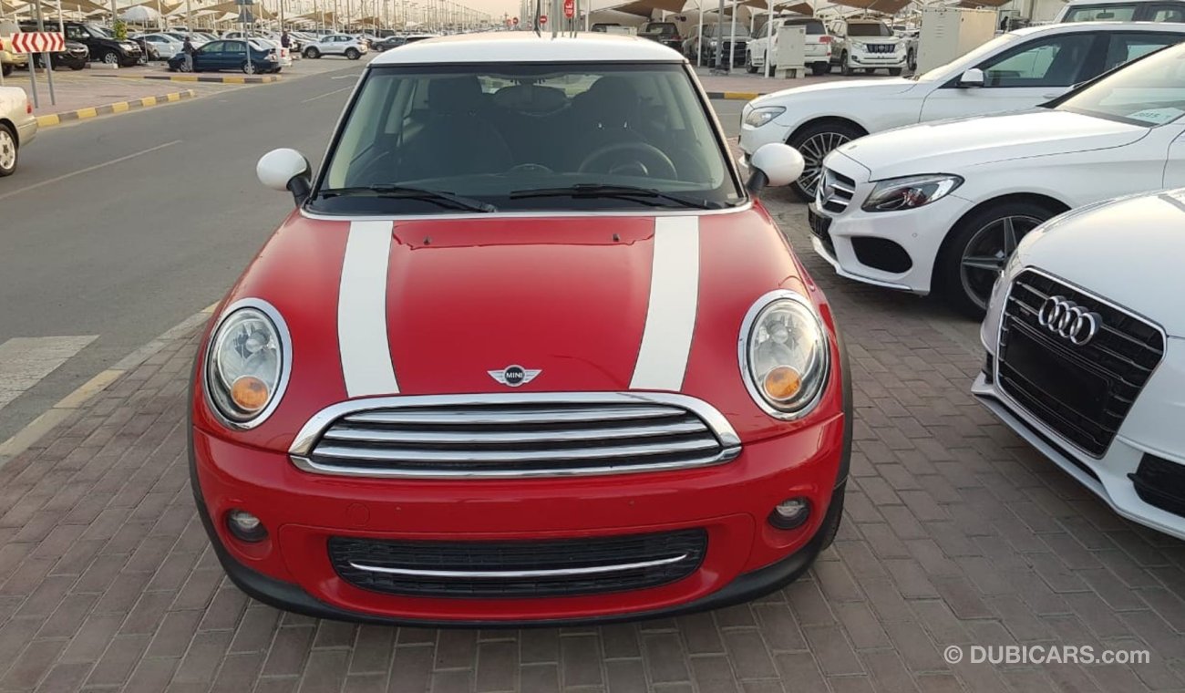 Mini Cooper Mini copper model 2013 GCC car prefect condition full option low mileage one owner