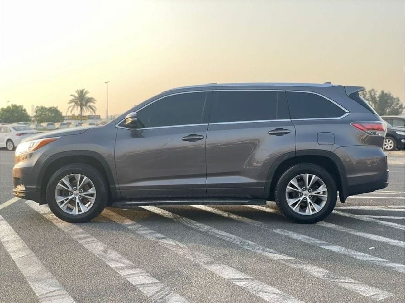 تويوتا هايلاندر 2014 Toyota Highlander XLE 3.5L V6 Full Option 7 Seater  With Side Steps - 90,000 mileage