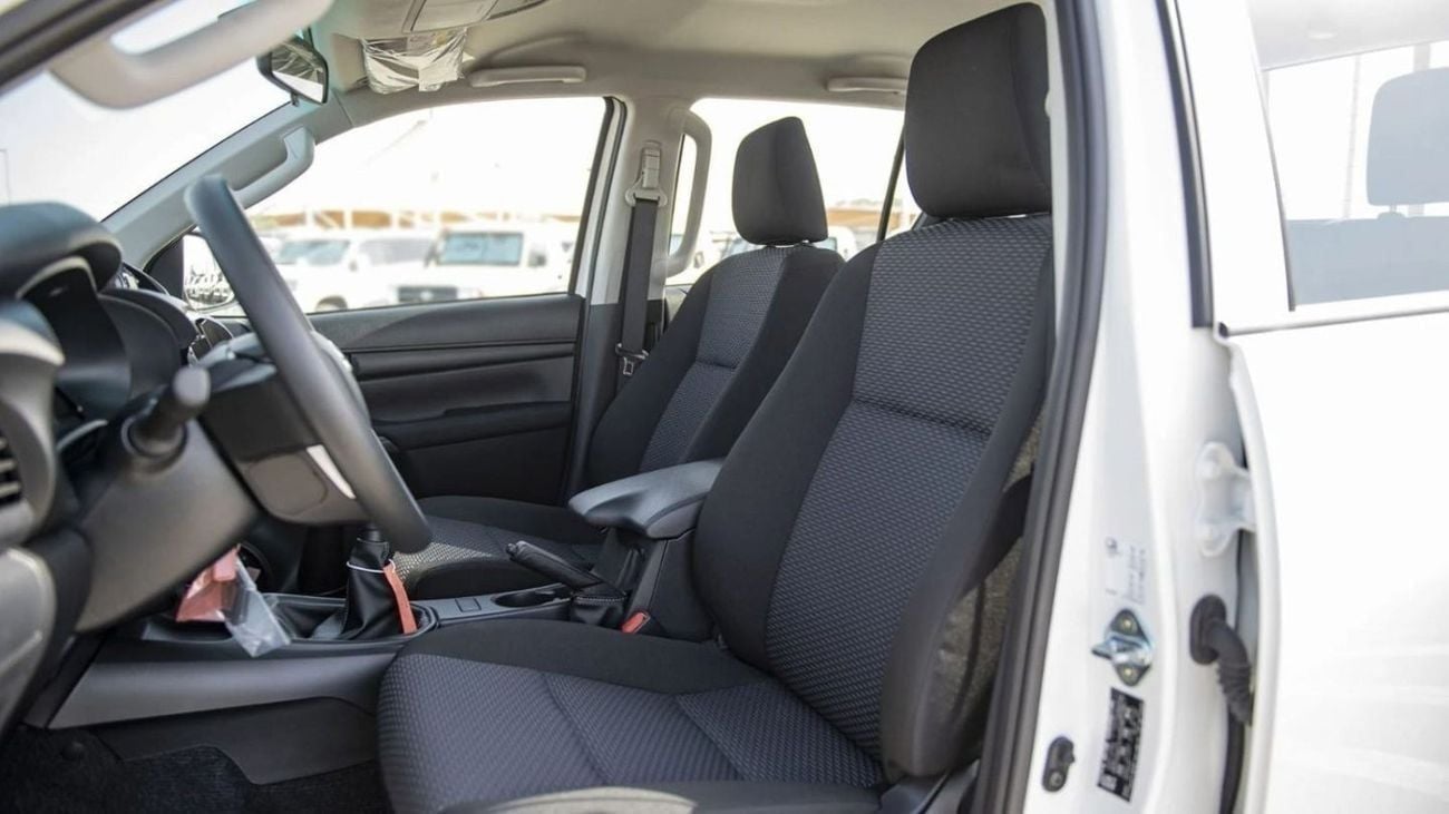 تويوتا هيلوكس GL HILUX 2.4L MED OPTION