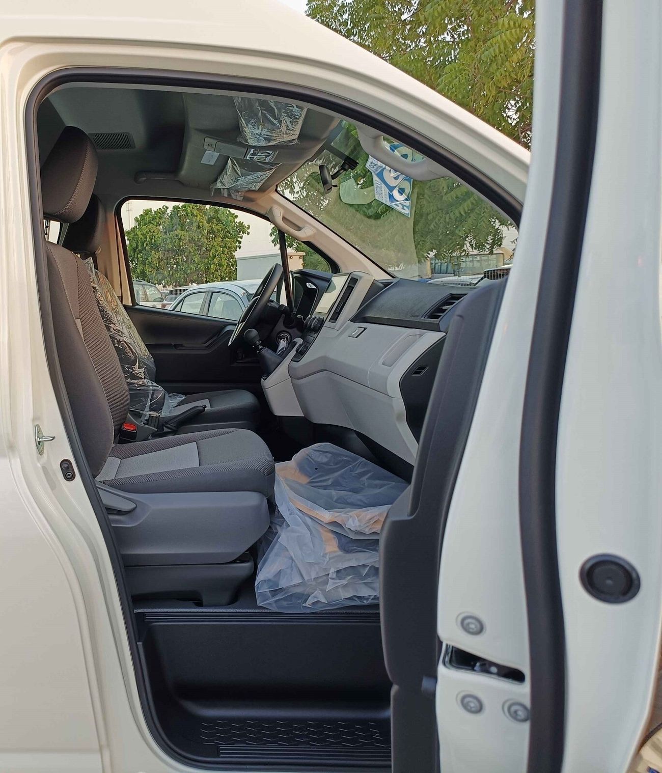 Toyota Hiace DX / 3.5L V6 PETROL / M/T / 13 SEATER / NEW SHAPE (CODE # HIGHROOFDX)