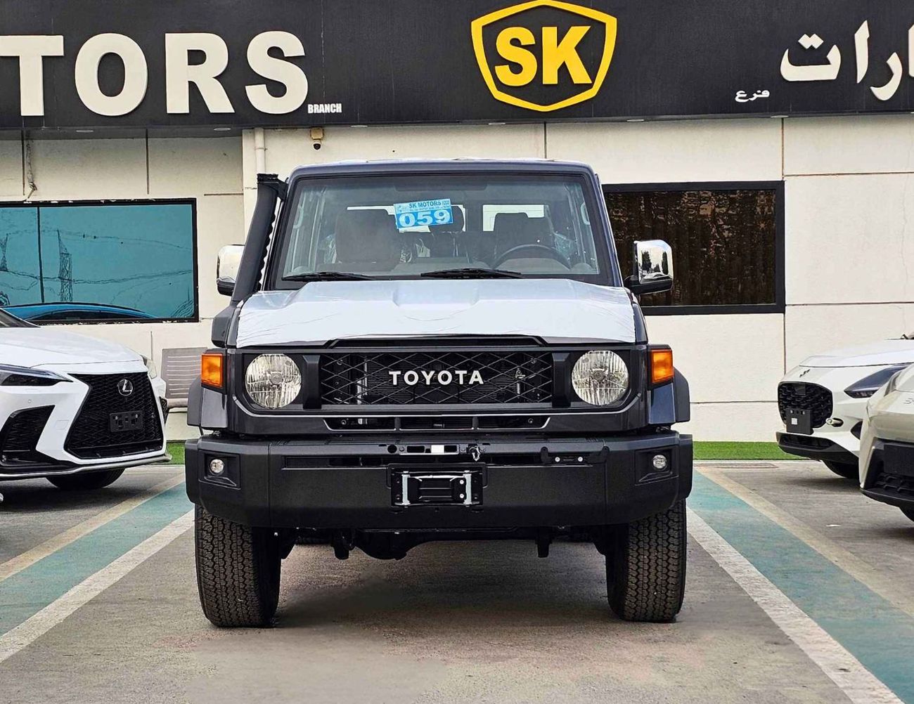 تويوتا لاند كروزر 70 LX LC76 / 4.0L PETROL A/T / DIFFLOCK / WINCH, SNORKEL / REFRIGERATOR / OVER FENDER (CODE # 76PAF)