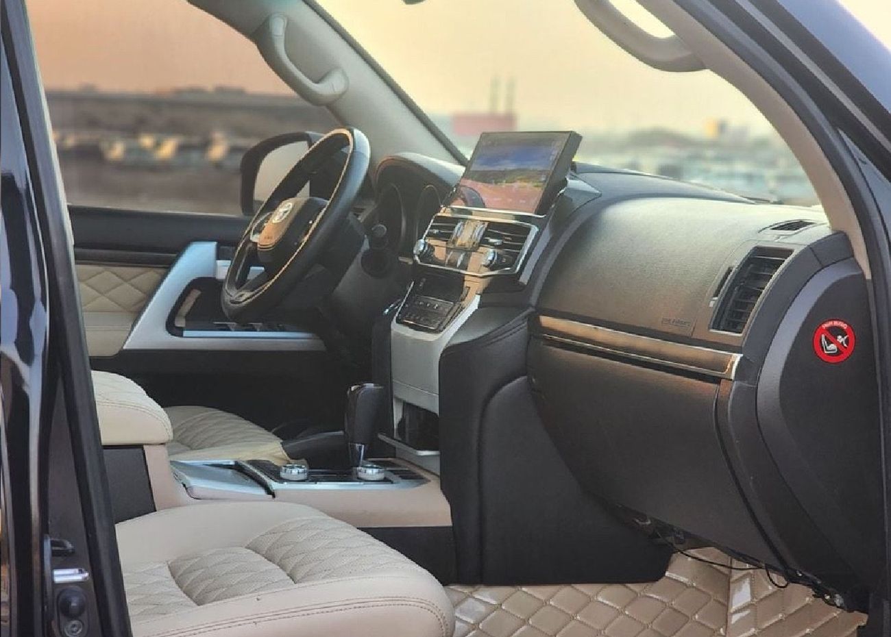 Toyota Land Cruiser GXR 2010 Model Facelift to 2024 Shape LC300 Full Option Car is very clean and Perfect condition