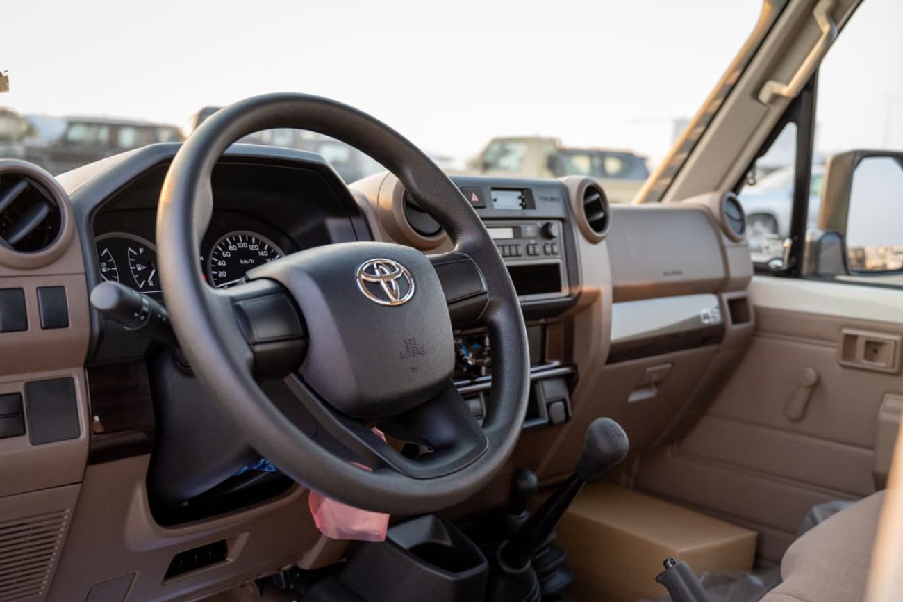 تويوتا لاند كروزر بيك آب 2.8L, 4-cylinder, DOHC, Turbo Diesel . 3 seats . 2 Doors