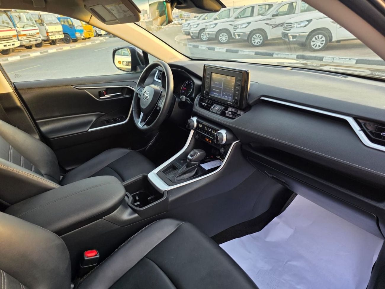 Toyota RAV4 XLE Premium Full option sunroof , Push button , Original leather seats and trunk automatic