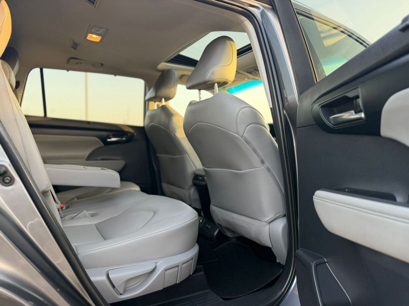Toyota Highlander 2020 Toyota Highlander XLE Full Option 3.5L V6  - SunRoof - Full Radar System - 7 Seater -Push Start