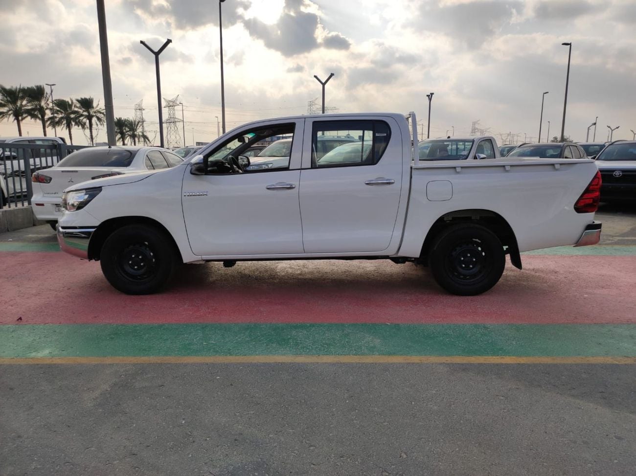 تويوتا هيلوكس Toyota Hilux SR5 Double Cabin  2.4L diesel turbo M/T  2*4 White Color 2026
