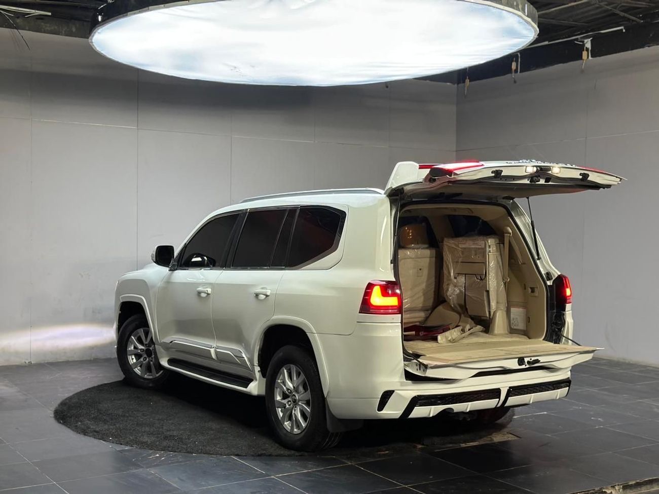 Toyota Land Cruiser VXR 5.7L 4WD