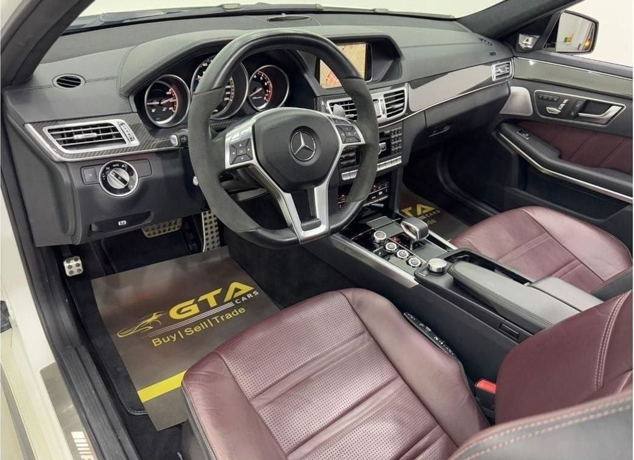 مرسيدس بنز E 63 AMG Std 5.5L 2014 Mercedes Benz E63 AMG 4MATIC, Service History, Full Options, Carbon Fiber Package. GCC