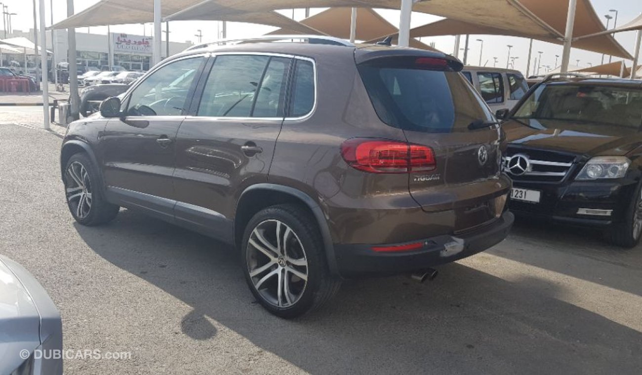 Volkswagen Tiguan 2015 model  2.0 4motion full options Gulf specs panoramic roof