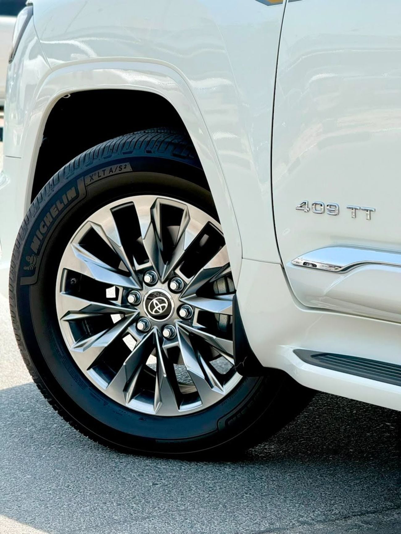 Toyota Land Cruiser TOYOTA LAND CRUISER VXR TWIN TURBO 3.5L GCC SPECS UNDER WARRANTY AND FULL-SERVICE HISTORY