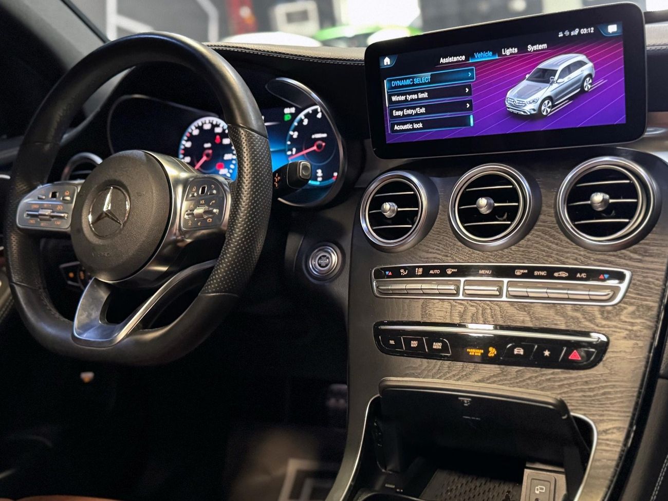 مرسيدس بنز GLC 200 Premium + 2.0L