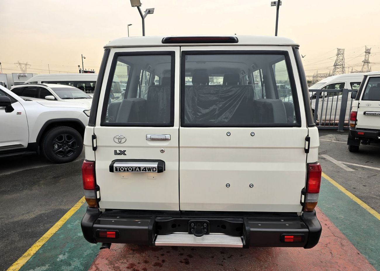 تويوتا لاند كروزر Toyota Land Cruiser 76 4.2l M/T Diesel 4WD Whit Def Lock , Fog light White Color 2025 Model