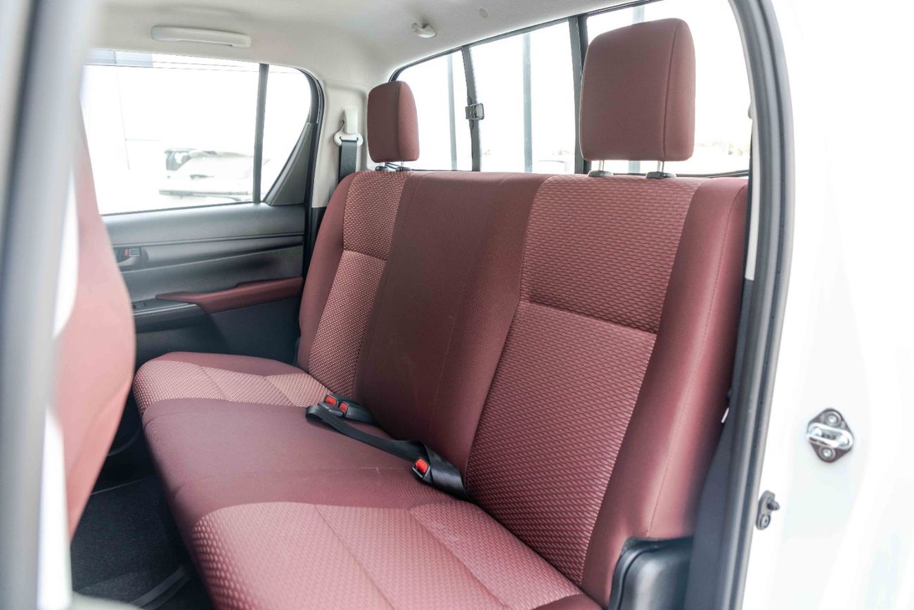 تويوتا هيلوكس 2.4L - Platinum White Pearl Inside Maroon | Export Only