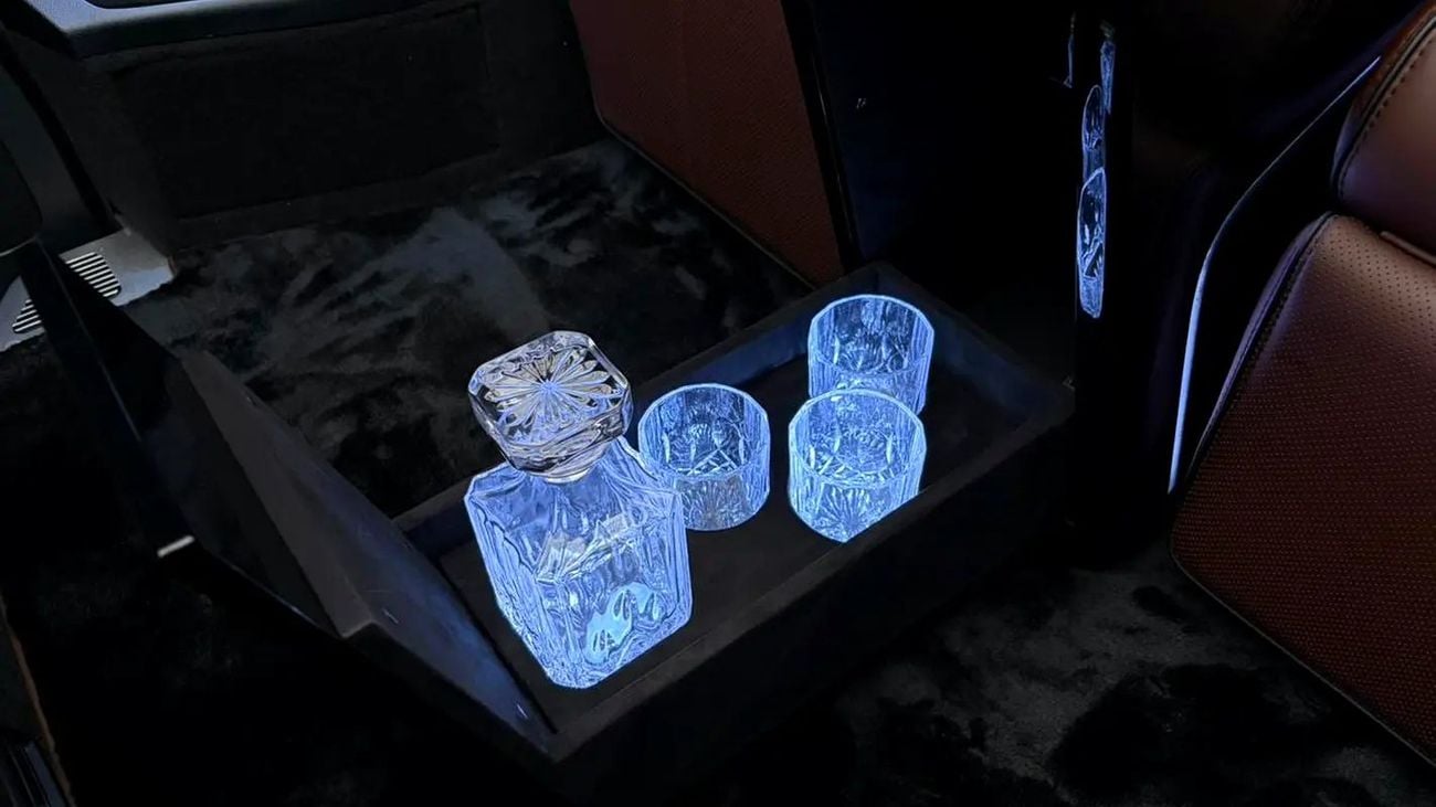 مرسيدس بنز V 300 ARRIVAL MODEL VIP MERCEDES GCC V300 with ADDITIONAL REAR AC - 2 Years Warranty by VLINE