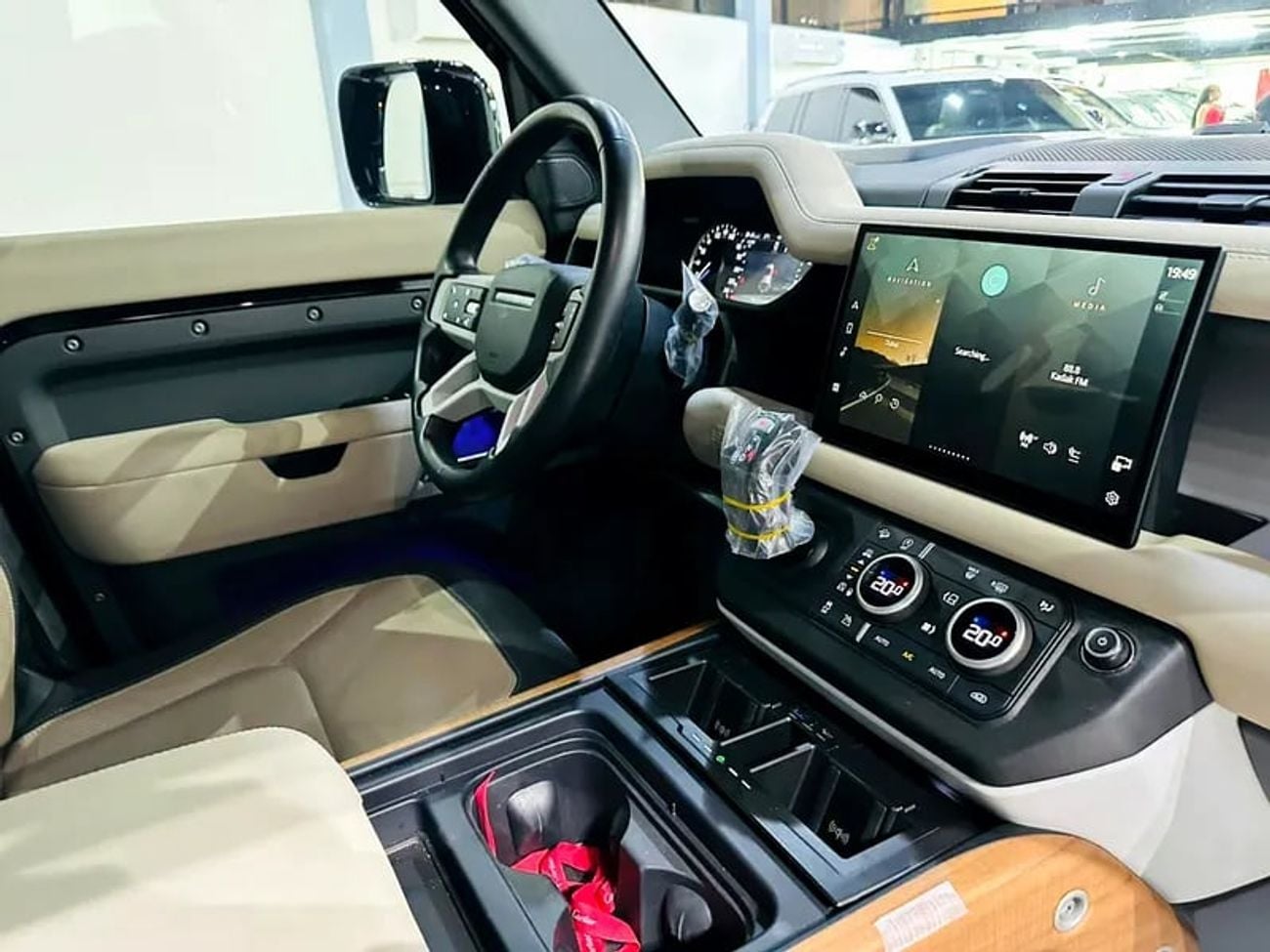 Land Rover Defender X DYNAMIC GCC SPECS UNDER AGENCY WARRANTY TILL ORIGINAL PAINT