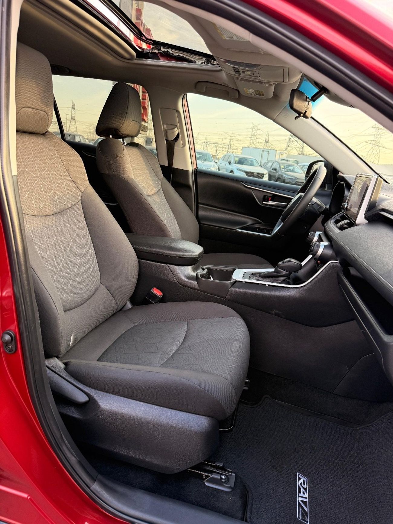 تويوتا راف ٤ XLE AWD 2.5 Sunroof  2024