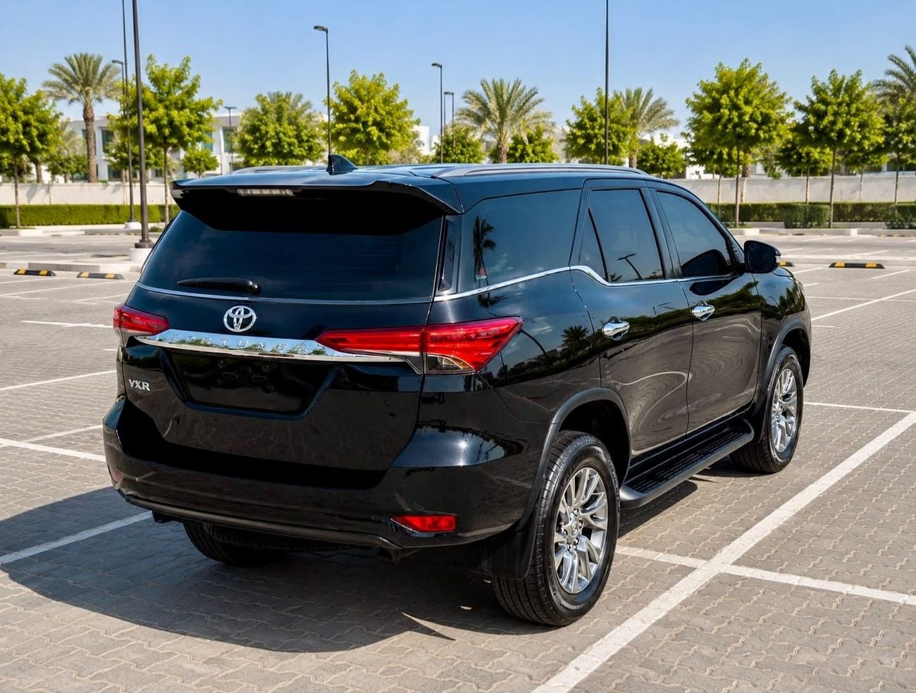 Toyota Fortuner 2.8L . 4 Cylinders . Diesel. SUV/ Crossover. 7 Seats. 5 Doors